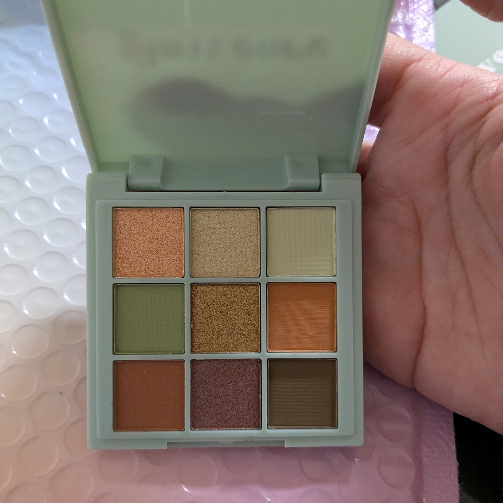 Eyeshadow Palette - Multi-Color - Picture 4 of 4